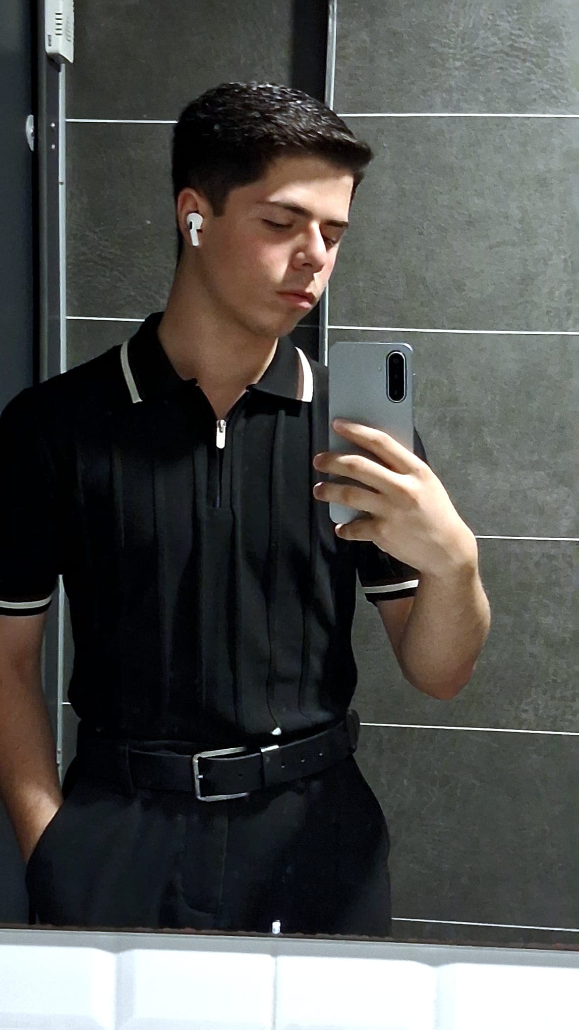Kürşat Ürensü'nün ayna karşısında siyah polo tişörtle çektiği fotoğraf